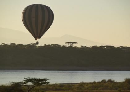 Safari i luftballon over Serengetis slette