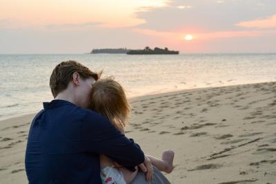 Nyd solnedgangen fra den private strand