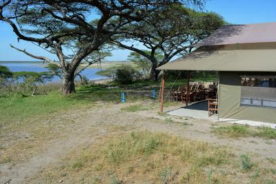 Vores teltlejr midt ude på Serengetis savanne