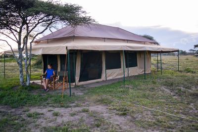 Store komfortable telte med rigtige senge, eget bad og toilet
